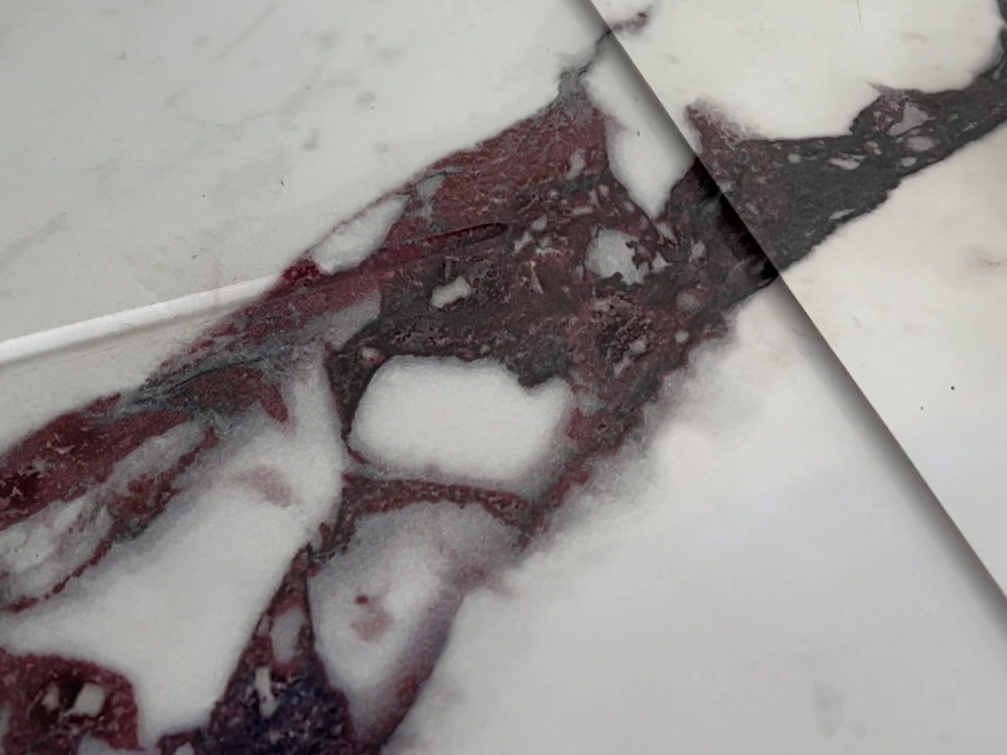 Close-up of the printed countertop, its edge and integrated details.